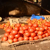 Tomate à venda num mercado de Nampula, com os preços em cartão.